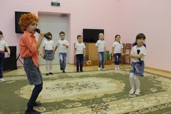 Дети играют разные роли на утреннике в детском саду
