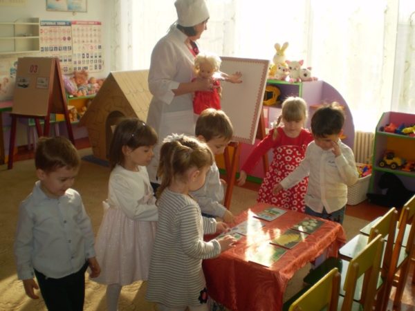 Воспитатель играет с детьми в больницу