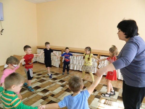 Дети выполняют движения в кругу вместе с педагогом