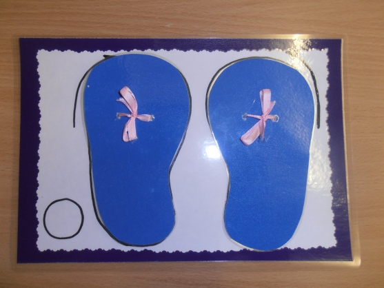 Шаблоны двух синих туфелек на листе