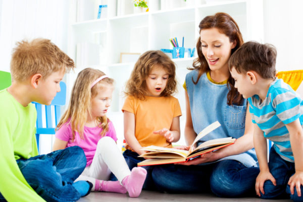 Воспитатель и дети читают