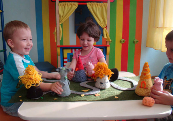 Дети разыгрывают сценку с помощью кукол в виде конусов
