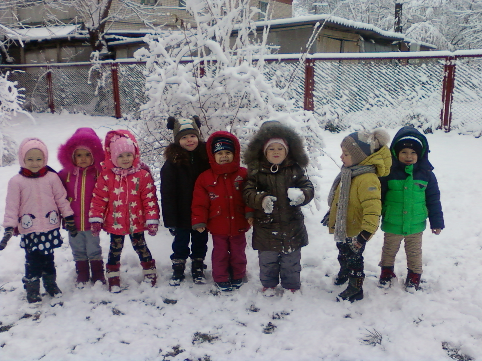 Зимние прогулки с детьми младшая группа