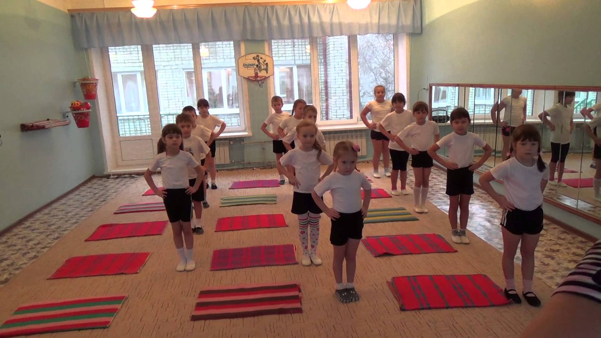 Музыка гимнастика подготовительная группа. Физкультура в детском саду. Дети на физкультуре в детском саду. Физкультура в детском садике. Гимнастика в детском саду.