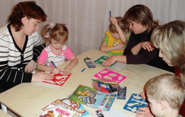 Родители на занятии рисуют вместе со своими детьми
