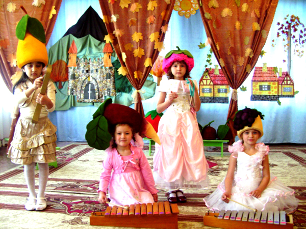 Четыре девушки в элегантных костюмах участвуют в театральном представлении