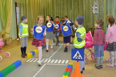 В подготовительной группе систематизируются знания детей о правилах дорожного движения
