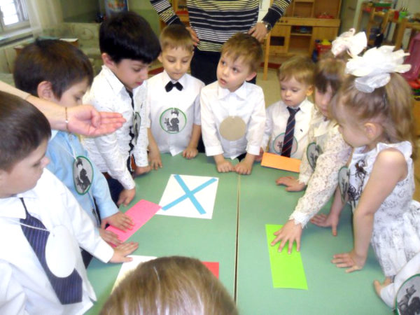 Дети рассматривают Андреевский флаг