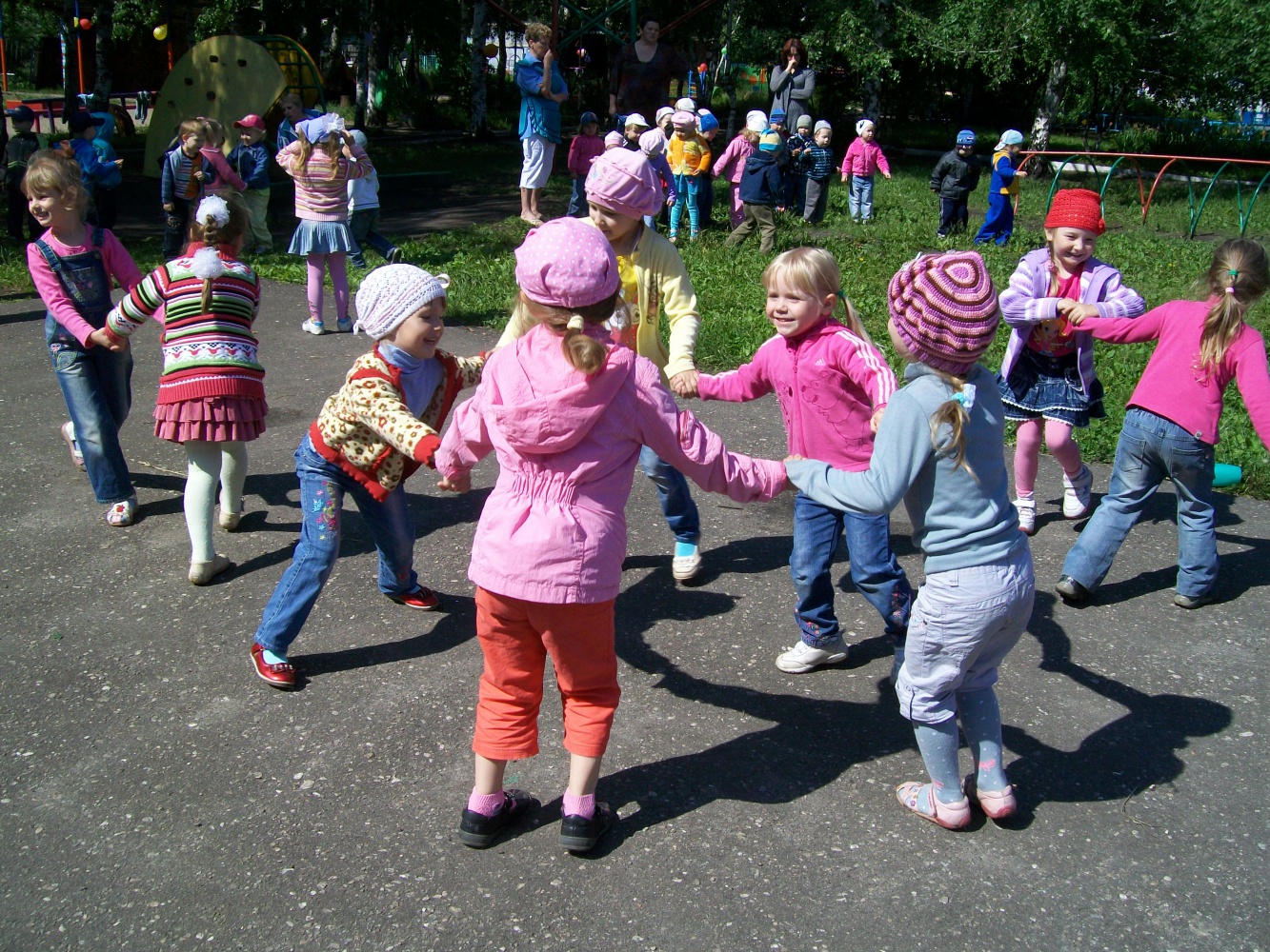 Дети гуляют в детском саду