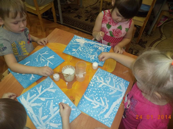 Дети рисуют ватными палочками