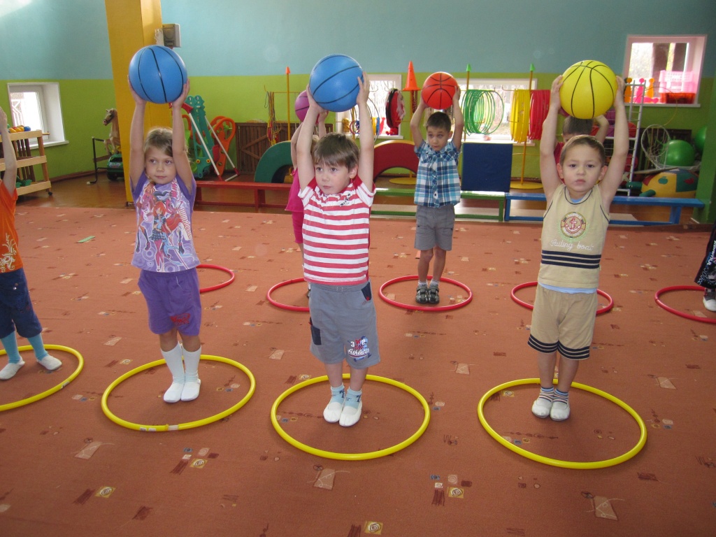 Физическое развитие 1 младшая группа. Подвижные игры для детей. Физкультурные занятия в детском саду. Занятие с обручем в детском саду. Физкультурные занятия в ДОУ.