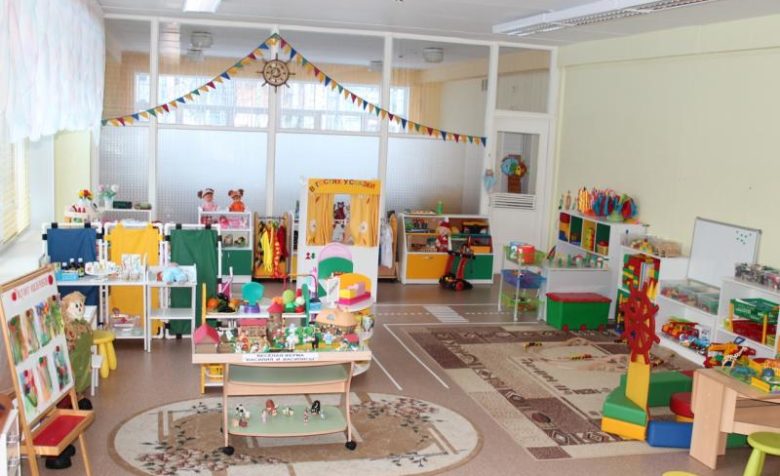 Группа детского сада с витражной стеной разделена на центры развития
