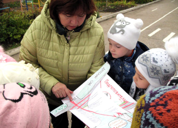 Воспитатель показывает детям маршрутную карту