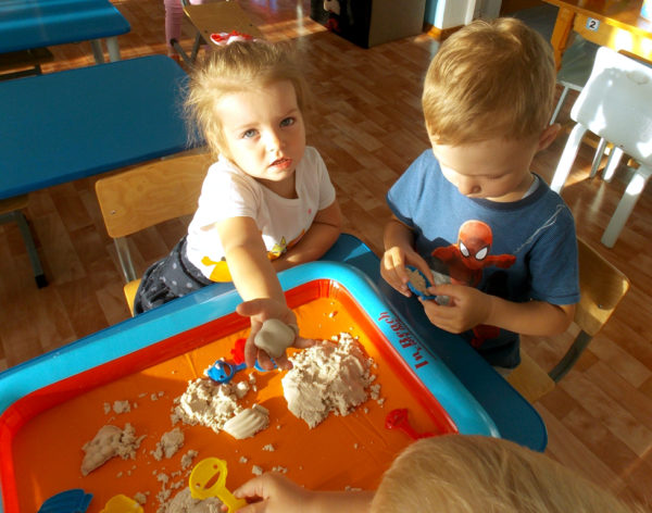 Дети играют с кинетическим песком