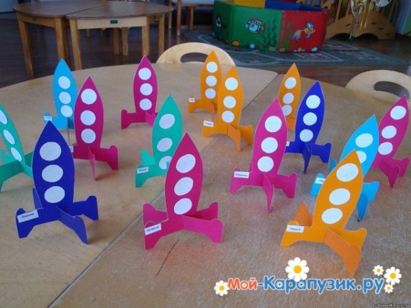 Разноцветные ракеты из бумаги стоят на столе