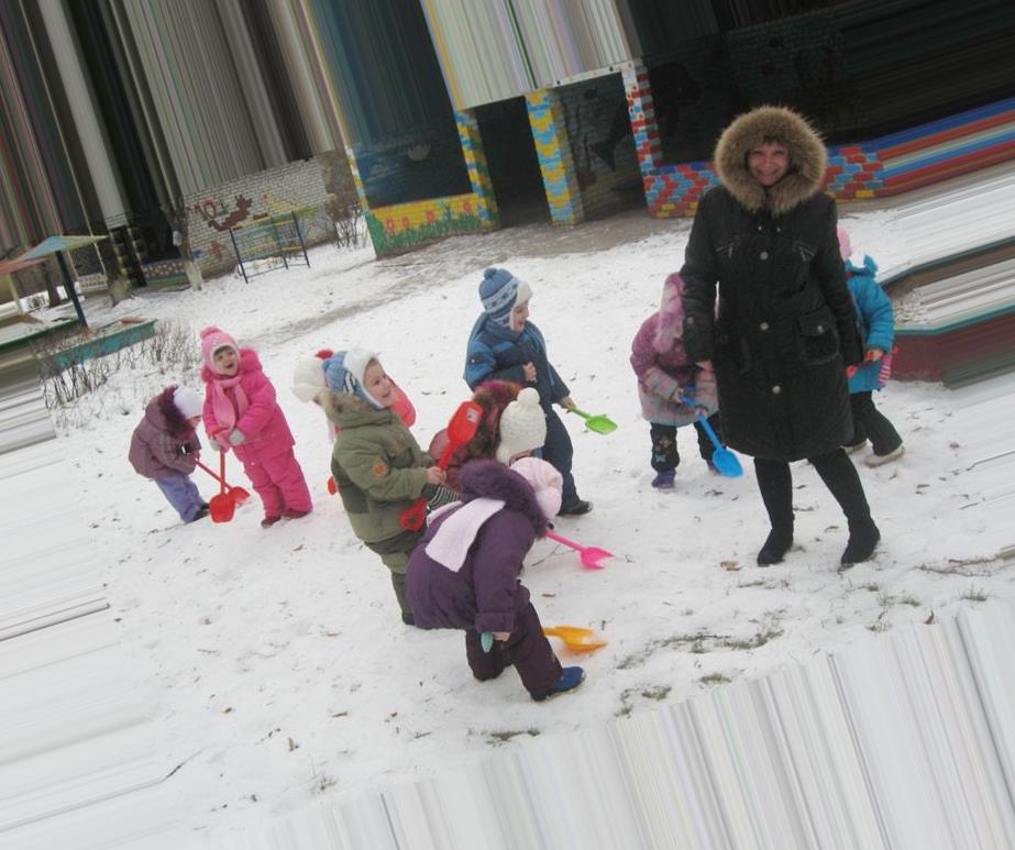 Прогулка в первой младшей группе март. Прогулка в детском саду. Дети на прогулке в садике зимой. Дети на прогулке в детском саду. Воспитательница и детский сад на прогулке.