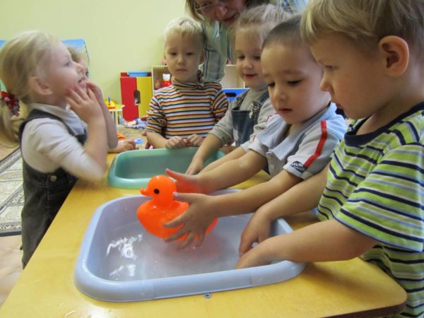 Дети играют с водой в группе