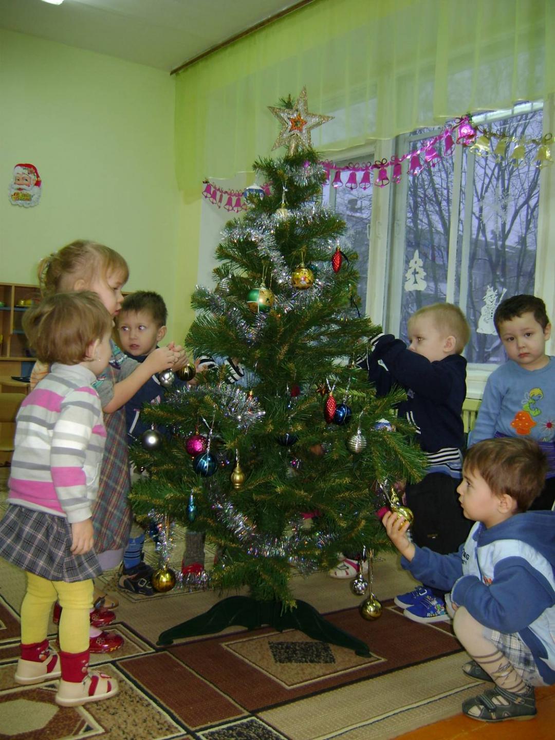 Дети украшают елку в ДОУ