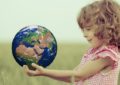 Девочка держит в руках планету