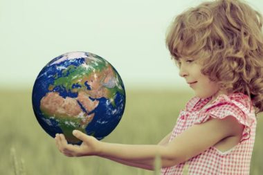 Девочка держит в руках планету