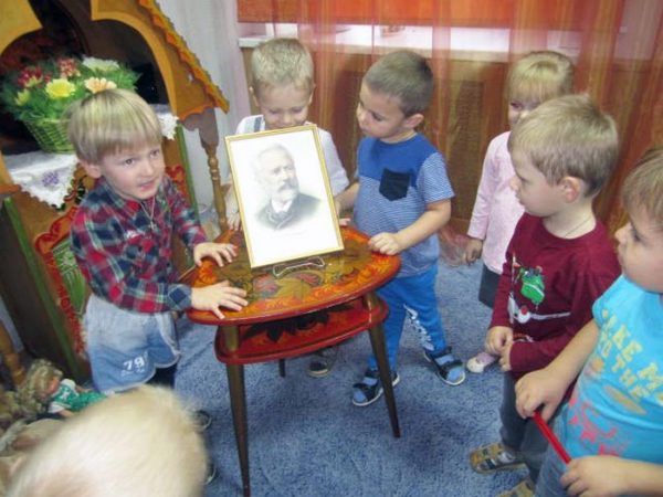 Малыши рассматривают портрет П.И. Чайковского