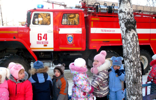 Дети рассматривают пожарную машину