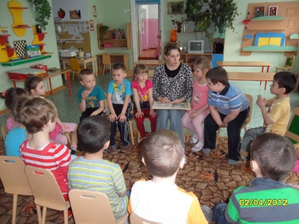 Дети сидят в кругу и беседуют с воспитателем