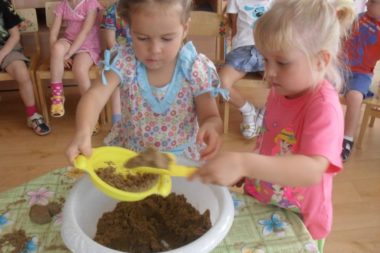 Изучение свойств песка в младшей группе детского сада