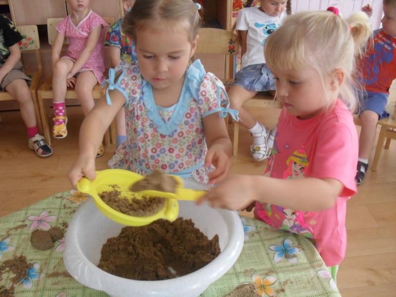 Изучение свойств песка в младшей группе детского сада