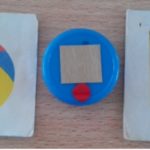 Картинки с изображением мяча, стула, между ними синяя крышка, на ней картонный квадрат, под которым красная точка