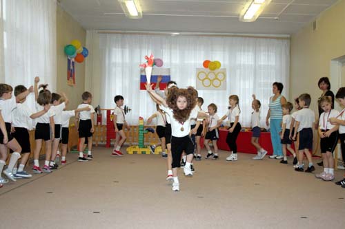 Дети в спортивной форме участвуют в празднике, посвящённом Олимпийским играм
