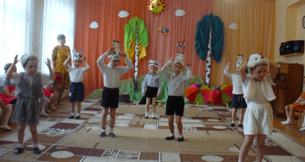 Дети в костюмах животных участвуют в театрализованном представлении