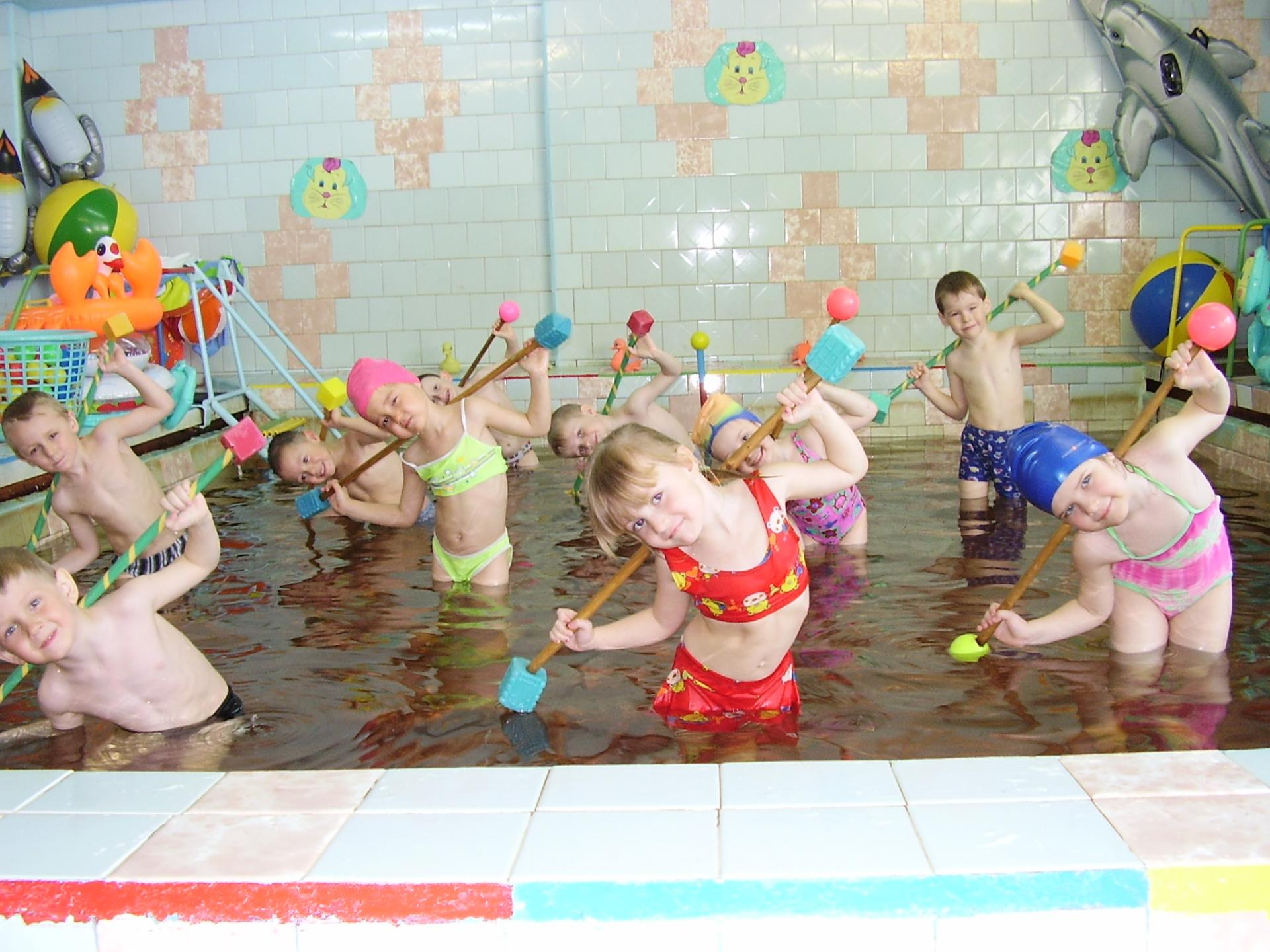 Занятия по закаливанию. Бассейн в детском саду. Занятия в бассейне в детском саду. Занятия плаванием в детском саду. Бассейн в садике.