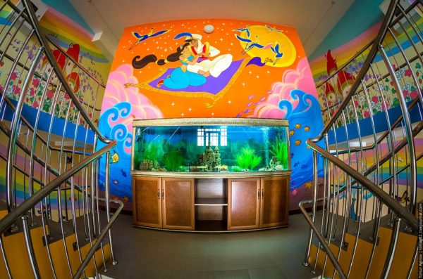 Аквариум в холле детского сада, выше — витраж из мультфильма Русалочка