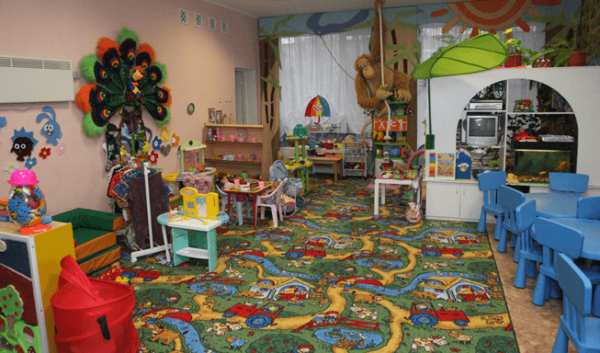 Групповая комната с цветным ковриком с машинками на полу