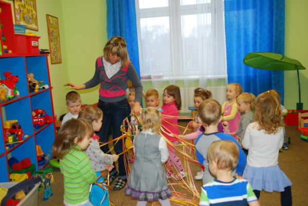 Дети и педагог держат в руках длинные разноцветные ленты