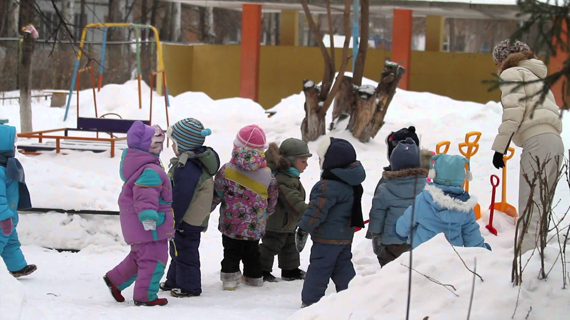 Малыши на прогулке в детском саду