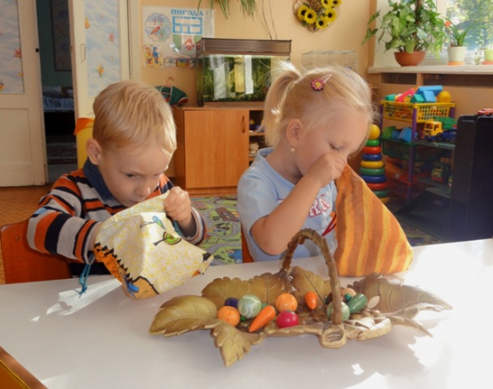 дети играют с мешочком и овощами