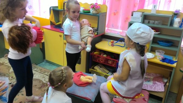 Девочки играют в больницу с куклами