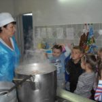 Дети на кухне детского сада