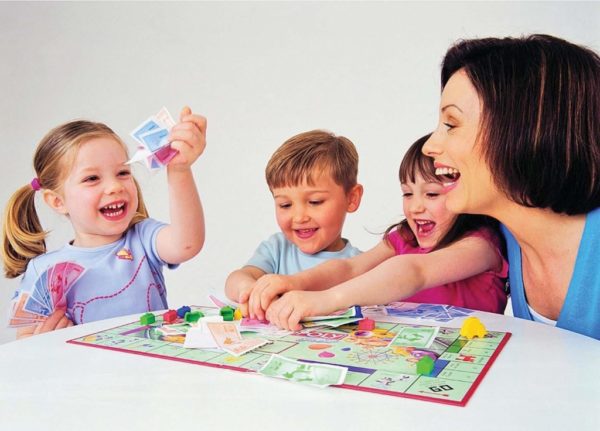 дети радуются, играя в игру