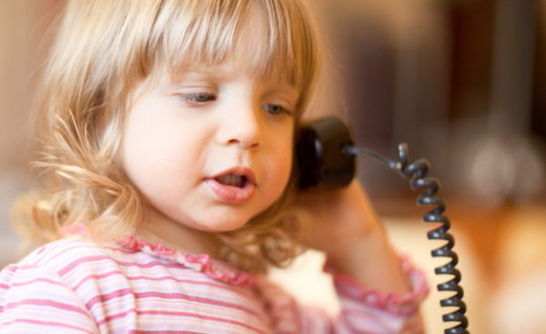 Девочка разговаривает по телефону