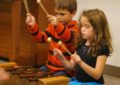 Для полноценного музыкального развития ребенка необходимо предоставить возможность самостоятельно играть на музыкальных инструментах