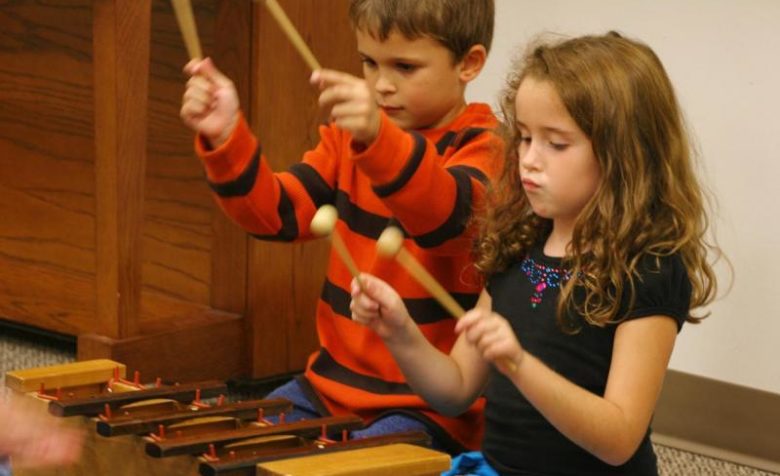 Для полноценного музыкального развития ребенка необходимо предоставить возможность самостоятельно играть на музыкальных инструментах