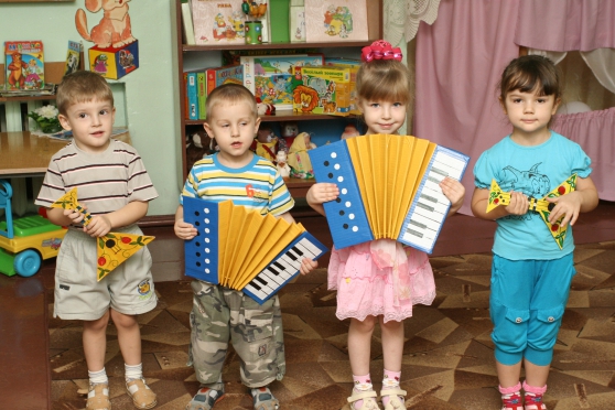 Дошкольники играют на импровизированных музыкальных инструментах