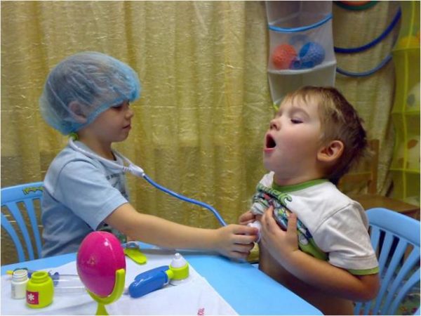 Два мальчика играют в больницу: доктор слушает — пациент открыл рот