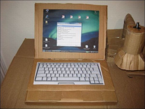 Игрушечный ноутбук из картона