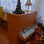 Кукла и бутафорское пианино