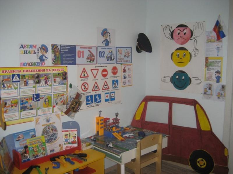 Уголок ПДД в детском саду своими руками: принципы оформление, полезные фото  и рекомендации