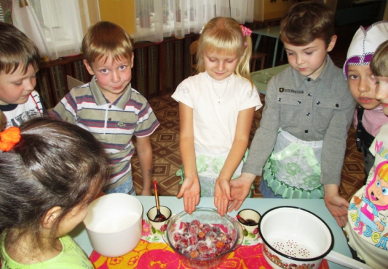 Дети участвуют в приготовлении яблочного варенья